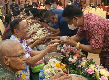 รดน้ำดำหัวผู้บริหารกรมส่งเสริมสหกรณ์ ประเพณีไทยวันสงกรานต์ ... พารามิเตอร์รูปภาพ 5