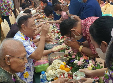 รดน้ำดำหัวผู้บริหารกรมส่งเสริมสหกรณ์ ประเพณีไทยวันสงกรานต์ ... พารามิเตอร์รูปภาพ 6