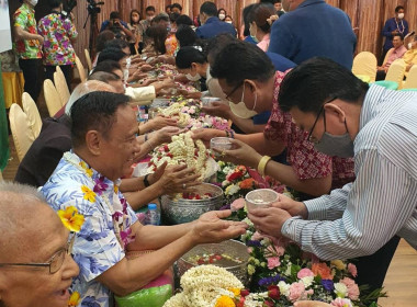 รดน้ำดำหัวผู้บริหารกรมส่งเสริมสหกรณ์ ประเพณีไทยวันสงกรานต์ ... พารามิเตอร์รูปภาพ 7