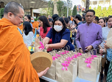 ร่วมทำบุญตักบาตรข้าวสารอาหารแห้งเนื่องในวันขึ้นปีใหม่ 2567 พารามิเตอร์รูปภาพ 12