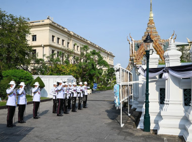 พิธีวางพวงมาลาถวายสักการะเบื้องหน้าพระฉายาลักษณ์ พารามิเตอร์รูปภาพ 12
